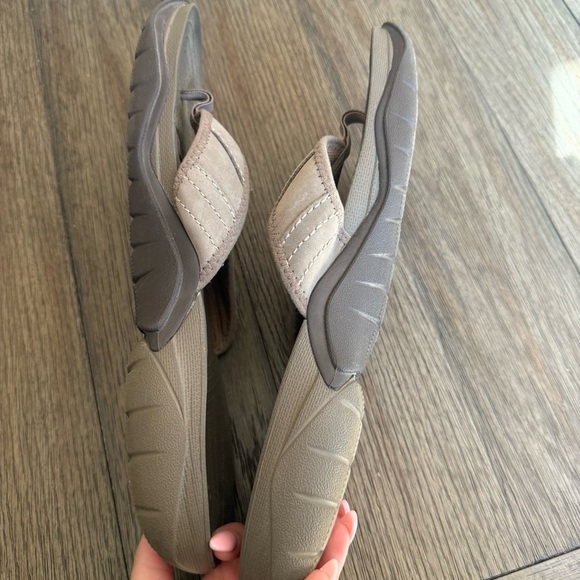 Grey crocs flip flops - Picture 6 of 6